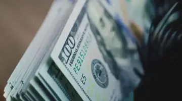 الدولار ينخفض والأسعار تتماسك.. هل يختفي الغلاء قريبًا؟